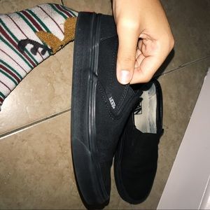 ALL BLACK SLIP ON VANS